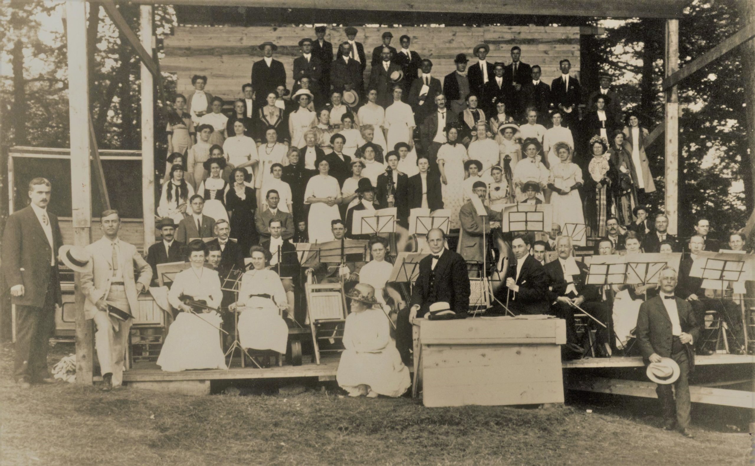 Farwell posing with the orchestra and chorus for the St. Johnsbury Pageant (1912). Farwell with St Johnsbury Pageant cast 1912