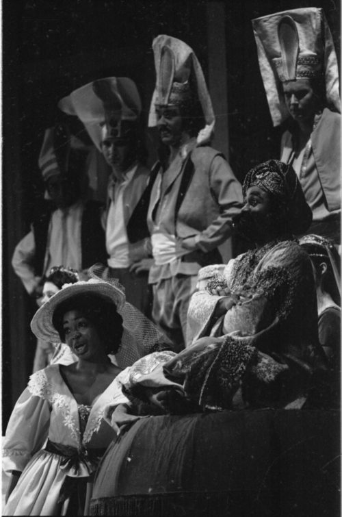 Isabella with Mustafa, the Bey of Algiers, who wants her.