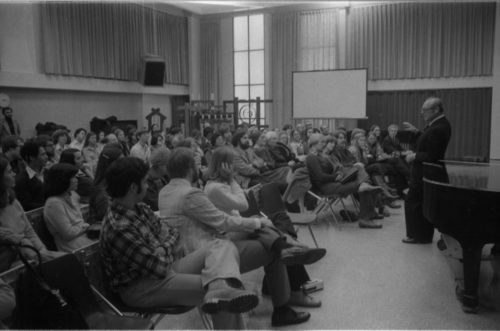 R2662-4A r. Schonberg making points to the large audience of listeners.