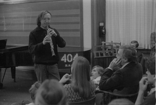 R3059-17 Heinz Holliger working with Eastman oboe majors. Faculty members Robert Sprenkle and Philip West are also present.