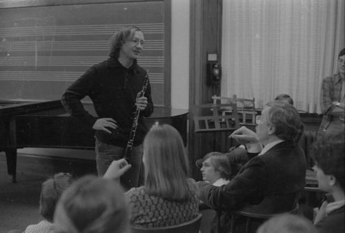 R3059-18 Heinz Holliger working with Eastman oboe majors. Faculty members Robert Sprenkle and Philip West are also present.