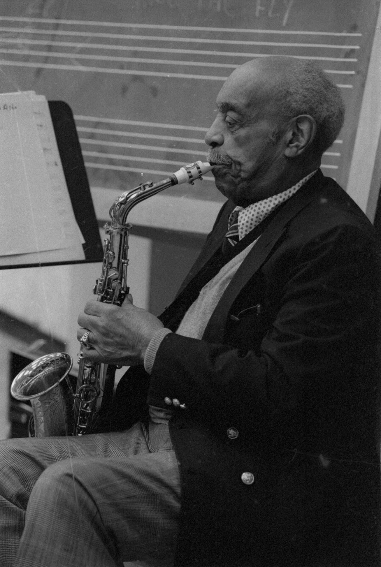 R4219-10 Benny Carter, visiting guest artist, during rehearsal in Room 120 (today the Ray Wright Room) at the Eastman School of Music on October 17th, 1996. Photo by Louis Ouzer.