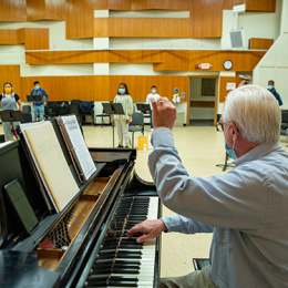 Bill Weinert conducting Choral Class