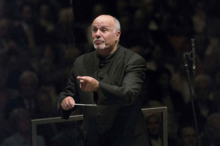 Conductor David Zinman stands at the podium.