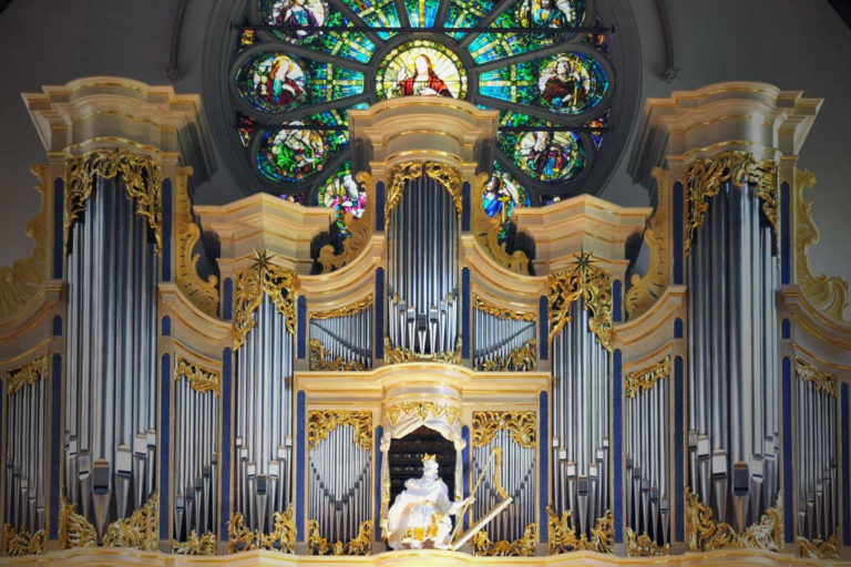 organ-season-multicrop Image of organ pipes
